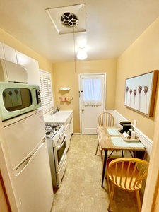 King, Kitchenette Room #4 Photo 2