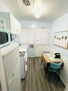 King, Kitchenette Room #7 Photo 3